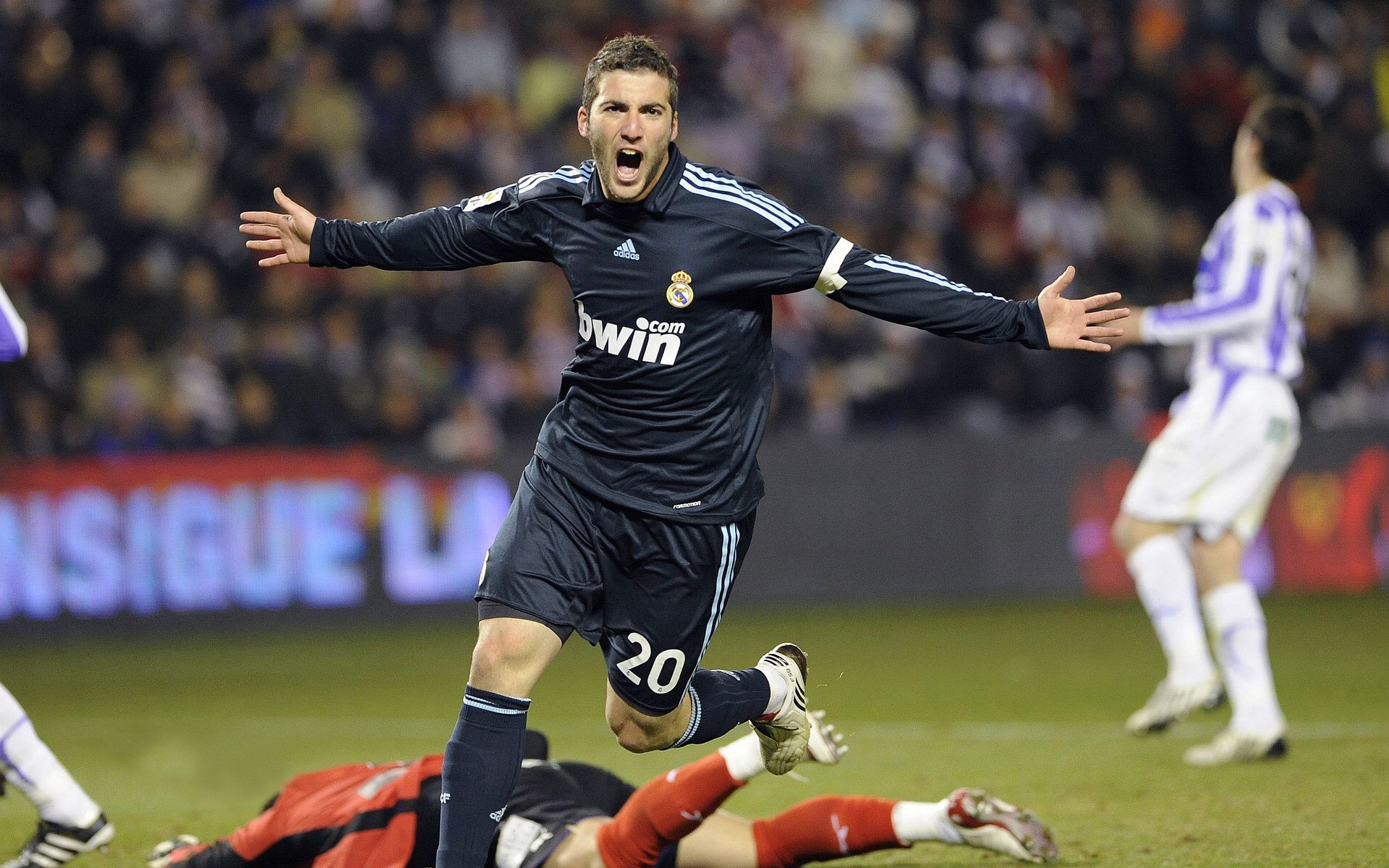 法网半决赛对决在即！皇家马德里演练定位球，尤文图斯密集防守应对